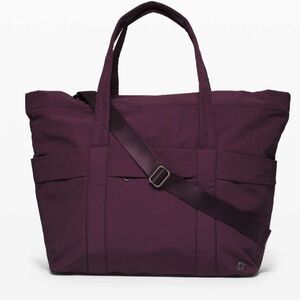 Lululemon hard to find On My Level Duffel *30L black cherry